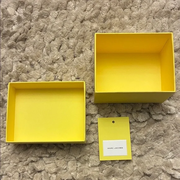 Marc Jacobs Vibrant Yellow Gift Box - Picture 2 of 2